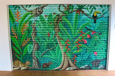 a wall with a painting of trees and birds at Casa Garrobo in Dominical