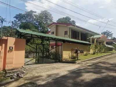 a house on the side of the road at Apartamento Lopez y Azofeifa in Portete