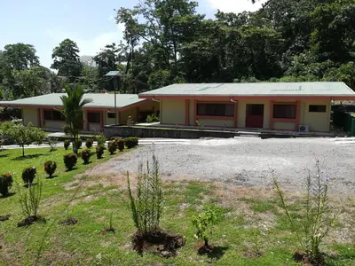 a house with a gravel driveway in front of it at Apartamento Lopez y Azofeifa in Portete