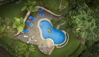 an overhead view of a swimming pool in a resort at Casi el Cielo - by Pura Villas in Uvita