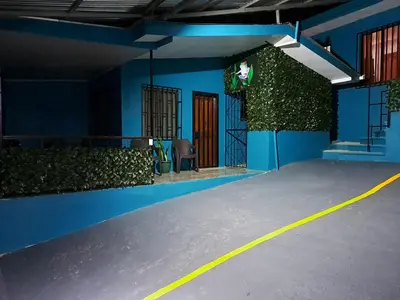 a room with a basketball court in a building at Casa Chu en Playa Manuel Antonio in Manuel Antonio