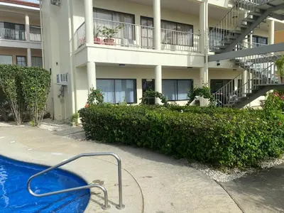 a swimming pool in front of a building at JFM Apartamento in Coco