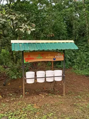 a stand with four white buckets under a green roof at Gambas Lodge in Fortuna