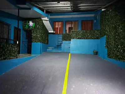 a empty room with a blue wall and a yellow line at Casa Eli en Playa Manuel Antonio in Quepos