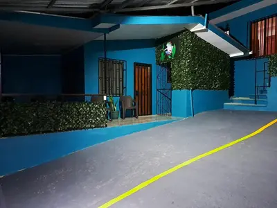 a room with a basketball court in a building at Casa Eli en Playa Manuel Antonio in Quepos