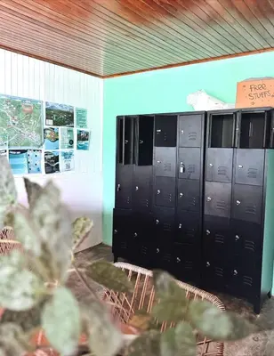 a row of black lockers in a room at Pura Vibra Hostel in Fortuna