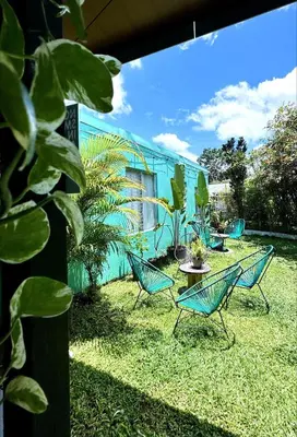 a group of chairs and a table in front of a building at Pura Vibra Hostel in Fortuna