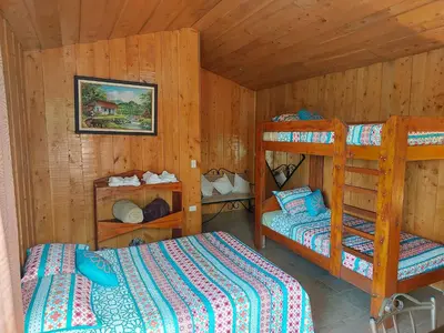 a bedroom with two bunk beds in a cabin at El Descanso Restaurante y Hotel in Fraijanes