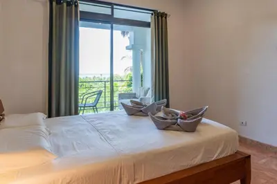 a bedroom with a bed with two bowls on it at Mot Mot Vacation in Sámara