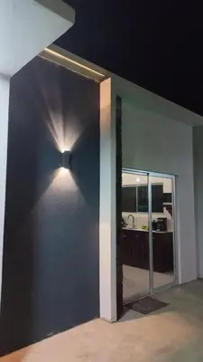 a room with a wall with a light on it at Casa Bahía Ale, Bahía Ballena Uvita in Uvita