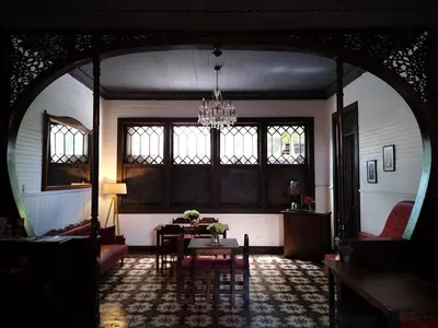 a living room with a table and a chandelier at Casa Aldea Hotel Bed & Breakfast in San José