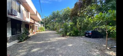 a driveway with a car parked next to a building at Apto Cielo Azul in Manuel Antonio