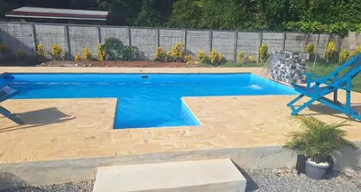 a blue swimming pool with a blue chair and a blue chair at Casa en Playa Tambor - A 5 minutos de la playa in Tambor