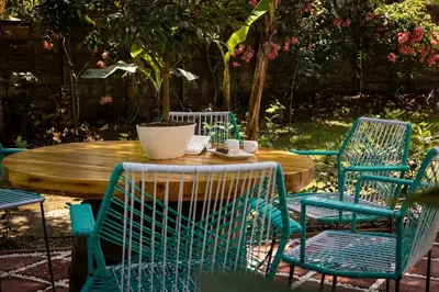 a wooden table with chairs and a tableasteryasteryasteryasteryasteryasteryasteryastery at Condo Pacifico in Quepos