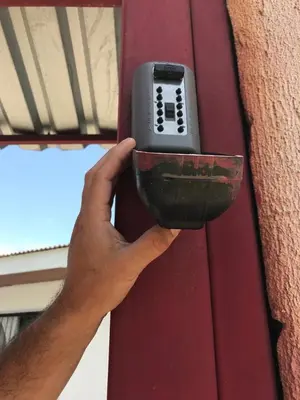 a hand is holding a cell phone to a wall at Habitación Privada Economica con baño compartido in Brasilito