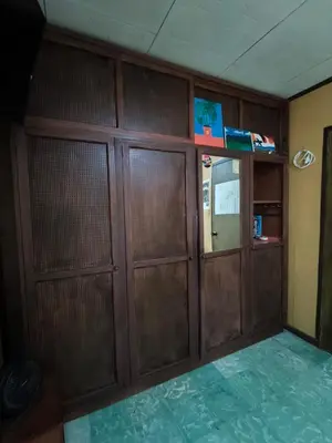 a room with wooden doors and a green floor at Casa Maranta in San Miguel