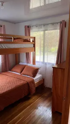 a bedroom with a bunk bed and a window at Bungalows Paraíso Celeste in Bijagua