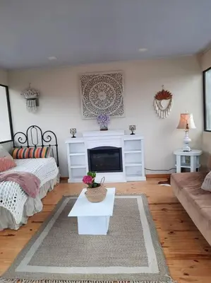 a living room with a couch and a tv at Preciosa cabaña en Fraijanes in Fraijanes