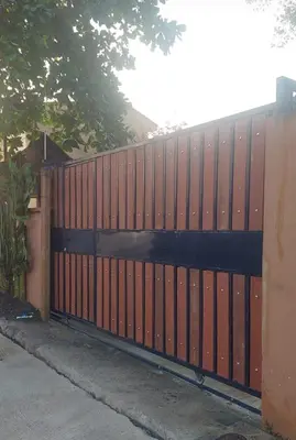 a wooden fence in front of a house at Villa Chungos in Quebrada Ganado