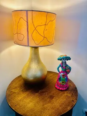 a lamp on top of a table with a doll at Apartamento de Lujo en Playa Jacó, Frente al Mar, Wifi, AC, Parqueo Privado y Piscinas in Jacó