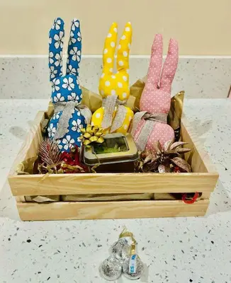 a wooden box filled with figurines of rabbits at Apartamento de Lujo en Playa Jacó, Frente al Mar, Wifi, AC, Parqueo Privado y Piscinas in Jacó
