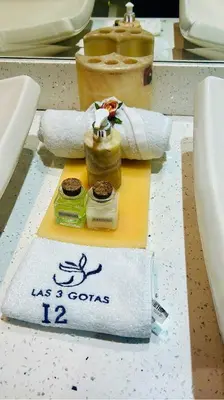 a bathroom with a counter with two towels and a sink at Apartamento de Lujo en Playa Jacó, Frente al Mar, Wifi, AC, Parqueo Privado y Piscinas in Jacó