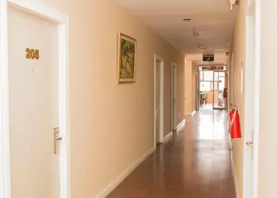 an empty hallway in a building with a hallway at Hotel Novo in San José