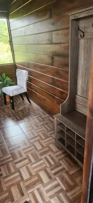 a room with a chair and a wooden floor at Cabaña de la Montaña in Río Cuarto