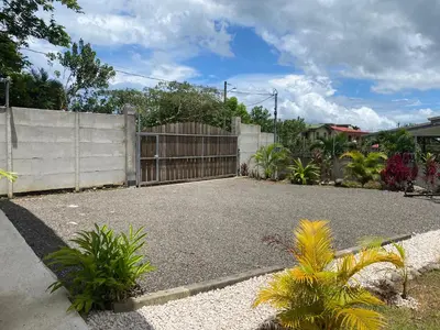 a driveway in a yard with a fence at Cabañas Litos #1 in Fortuna