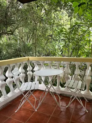 a row of chairs and a table on a balcony at Hotel y Restaurante El Páramo in San Rafael Norte