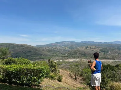 a man standing on a hill looking at the mountains at Conectar con la naturaleza in Esparza