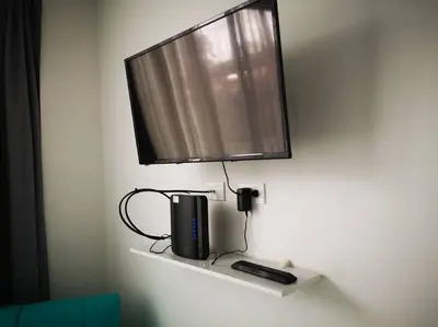 a flat screen tv hanging on a wall at 0201 iFreses Hermoso Apartamento Full Equipado SIN PARQUEO in Curridabat