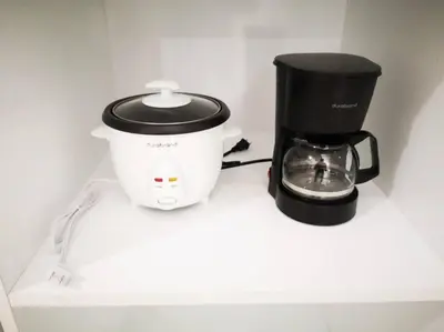 a slow cooker and a coffee maker on a shelf at 0201 iFreses Hermoso Apartamento Full Equipado SIN PARQUEO in Curridabat