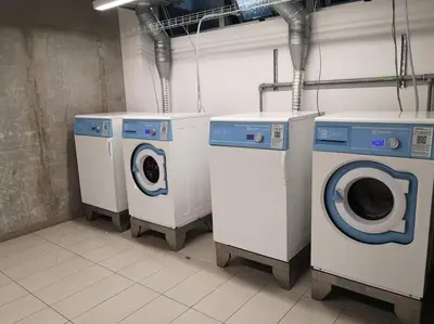 three washing machines and a washer and dryer in a room at 0201 iFreses Hermoso Apartamento Full Equipado SIN PARQUEO in Curridabat