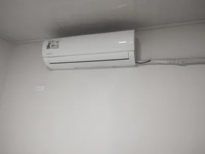a air conditioner in the ceiling of a room at Cabinas equipadas Cóbano - Florida in Tambor