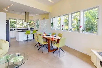 a kitchen and dining room with a table and chairs at Casa Nalifos in Playa Flamingo