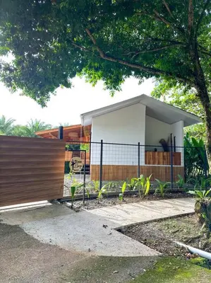 a house with a fence in front of it at Casa Garza, con a/c y wifi in Quepos