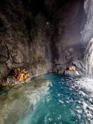 a pool of water in a cave at Balu Retreat Center in Playa Junquillal