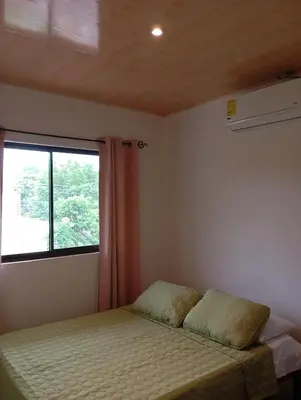 a bedroom with a bed and a window at Apartamento la paz N°2 in Liberia