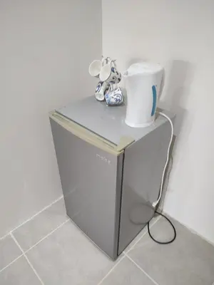 a small refrigerator with a bowl on top of it at Apartamento la paz N°2 in Liberia