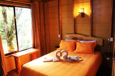 two swans towels on a bed in a room at Cabaña El Ciprés: Vistas increíbles y Mirador in Turrialba