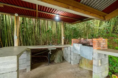 a outdoor kitchen with a stone counter and a sink at Cabaña La Montaña: Vistas increíbles y Mirador in Turrialba