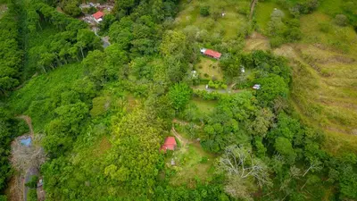 an overhead view of a field with houses and trees at Cabaña La Montaña: Vistas increíbles y Mirador in Turrialba