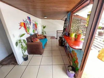 a living room with a couch and some plants at Cheap Hostel Quepos in Quepos