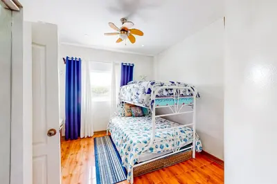 a bedroom with a bunk bed and a ceiling fan at La Cometa 16 in Tamarindo