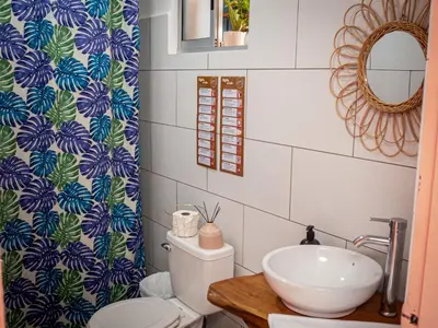 a bathroom with a toilet and a sink at Lolas Hostal Hab Individual 2 Baño Compartido in San José