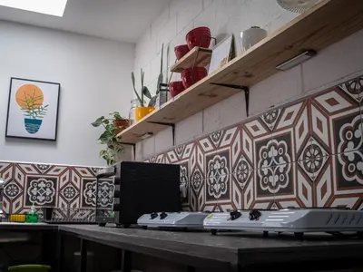a kitchen with a counter with a counter top with a counter sidx sidx at Lolas Hostal Hab. doble (baño privado) in San José
