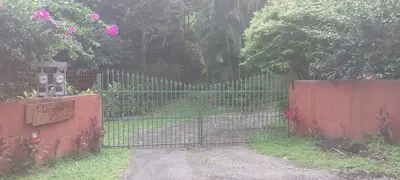 a metal fence with a gate in a yard at Casita Maripier in Morado