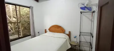 a hospital room with a bed and a window at Casa Pitahaya in Monteverde Costa Rica