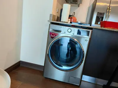 a washing machine in a kitchen with a counter at 706 Torres Los Yoses Hermoso apartamento en Barrio Escalante con Parqueo in San José
